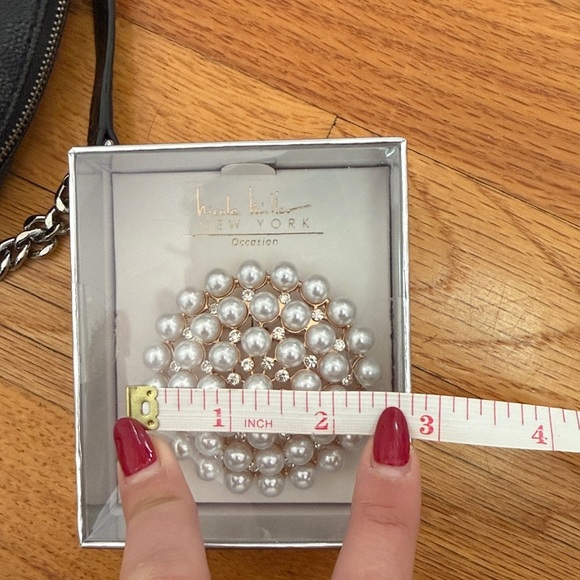 Nicole Miller Pearl and Gold Brooch - Picture 2 of 2